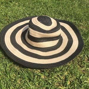 Four Buttons Black and Natural Large Rim Hat